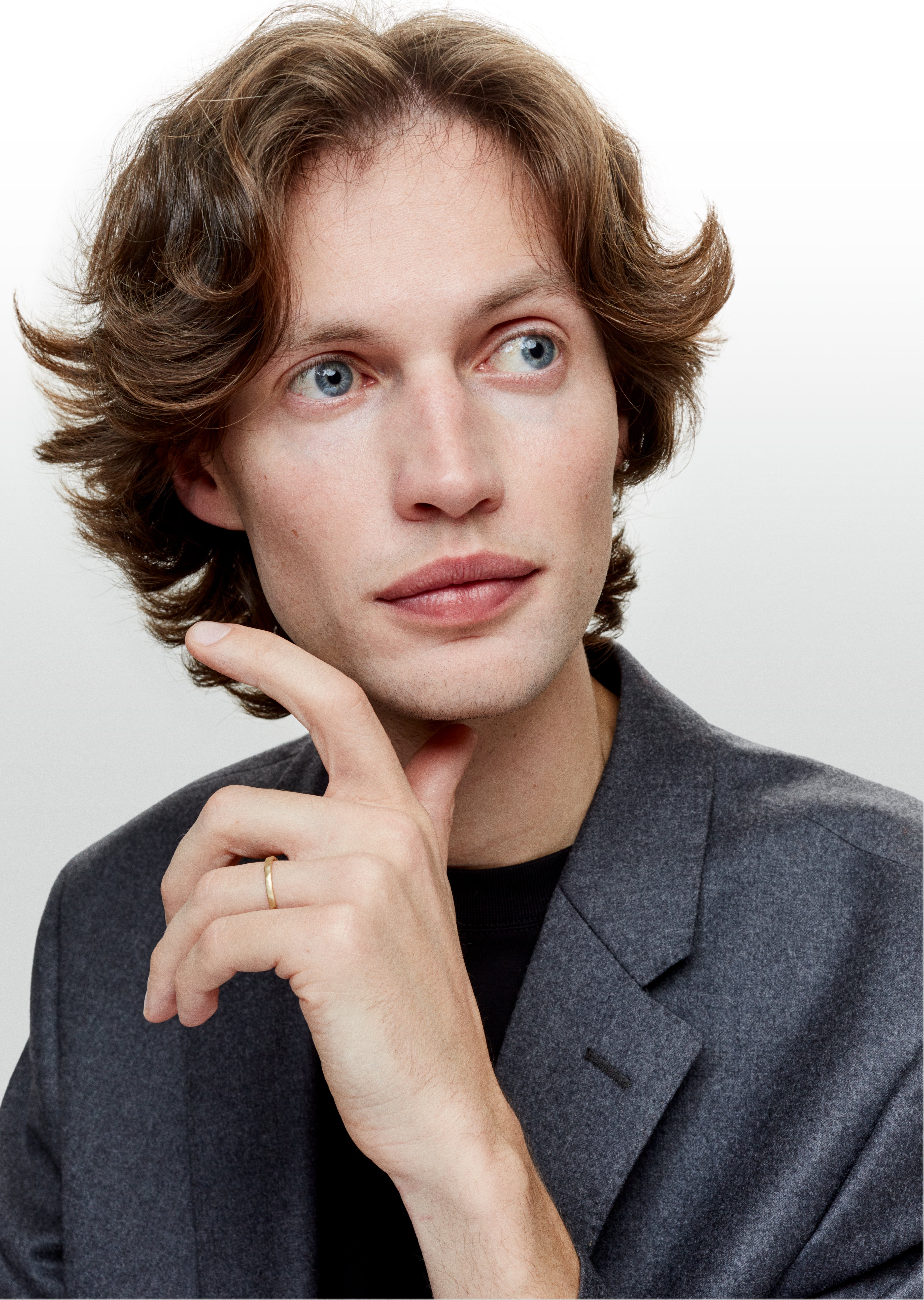 Mick hammered yellow gold band