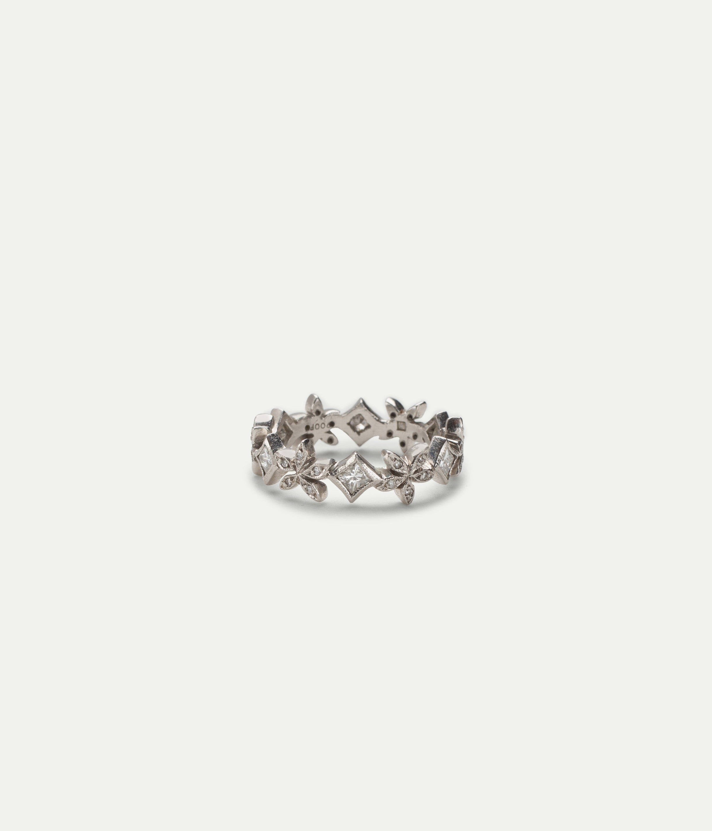 Flower Platinum and Diamonds Ring