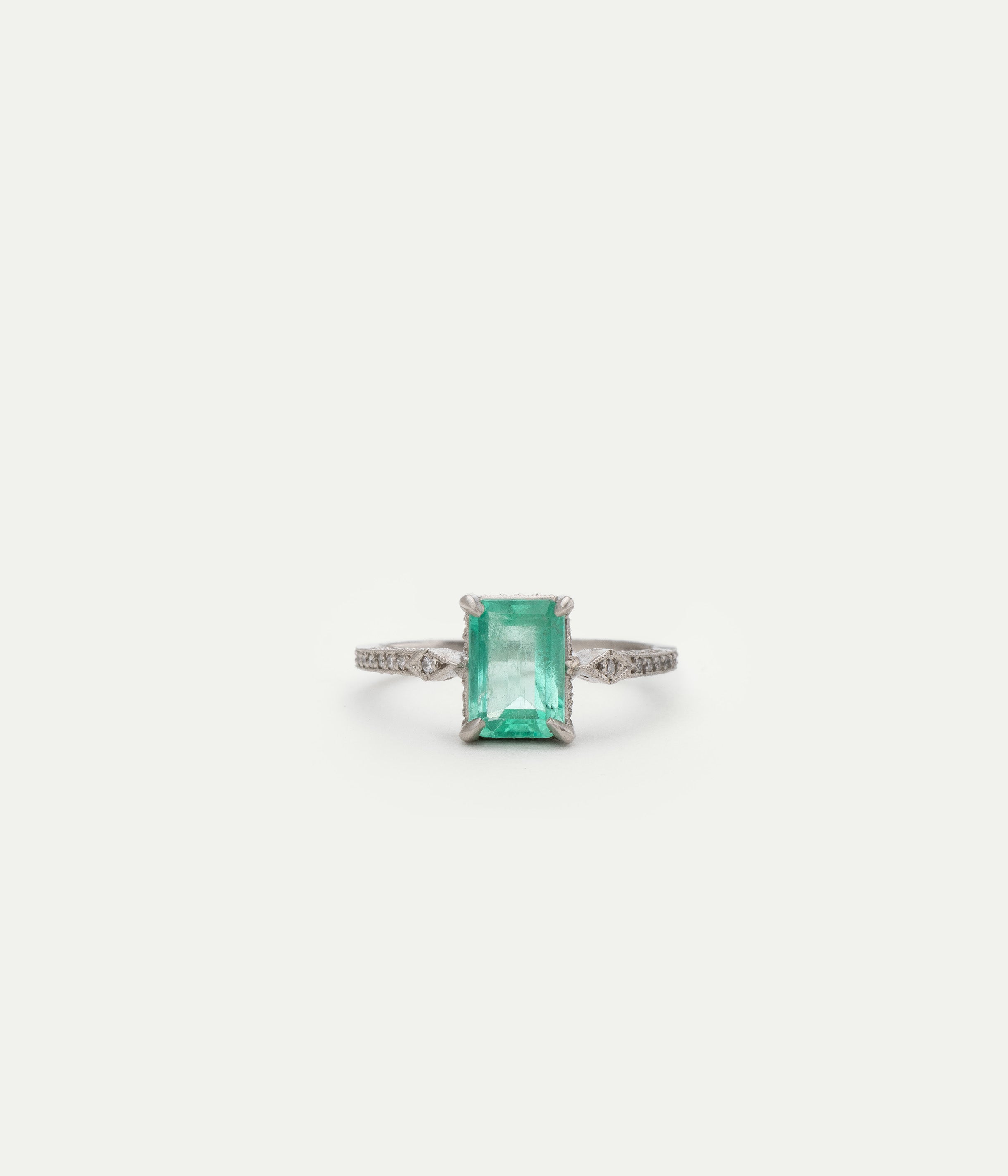 Columbian emerald and diamonds ring