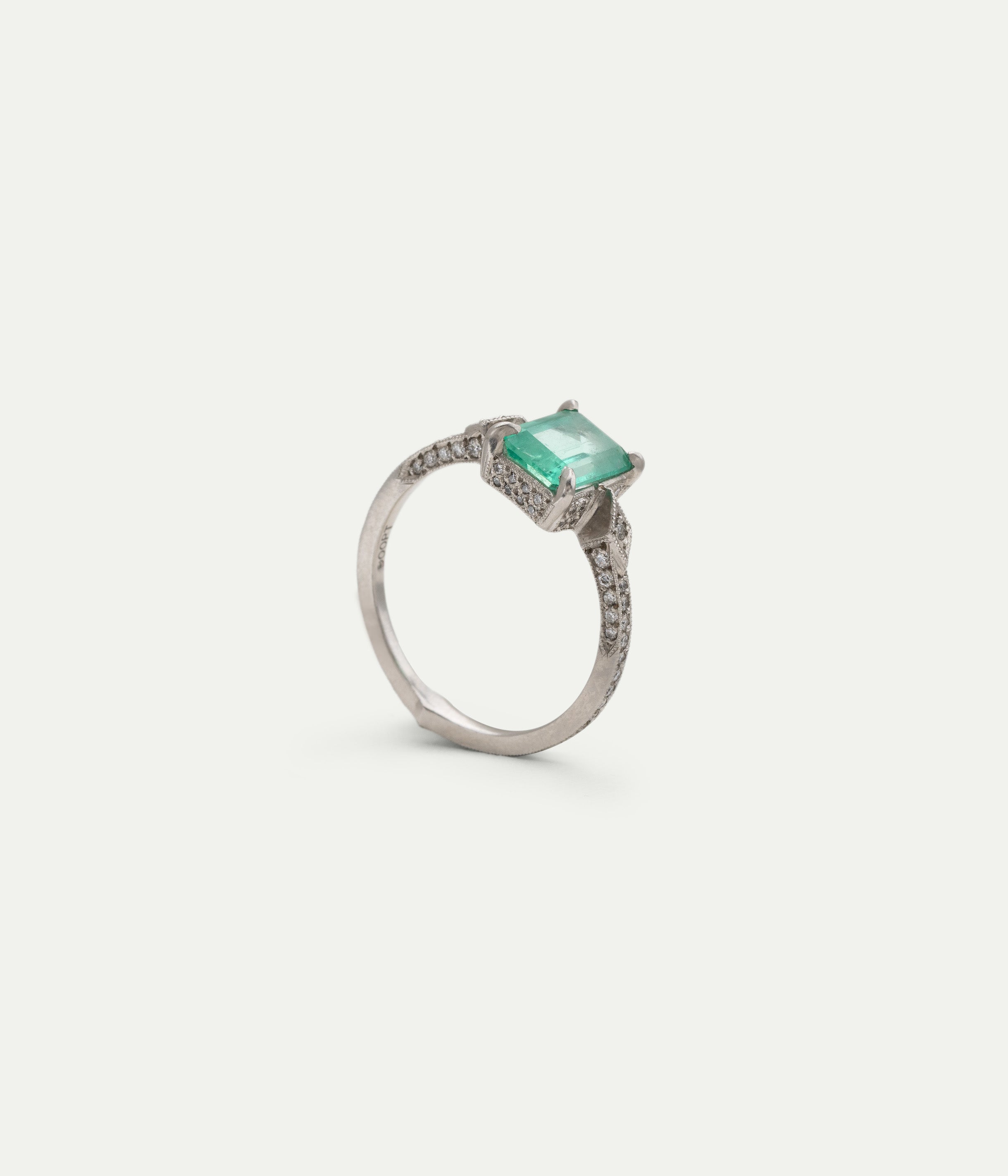 Columbian emerald and diamonds ring