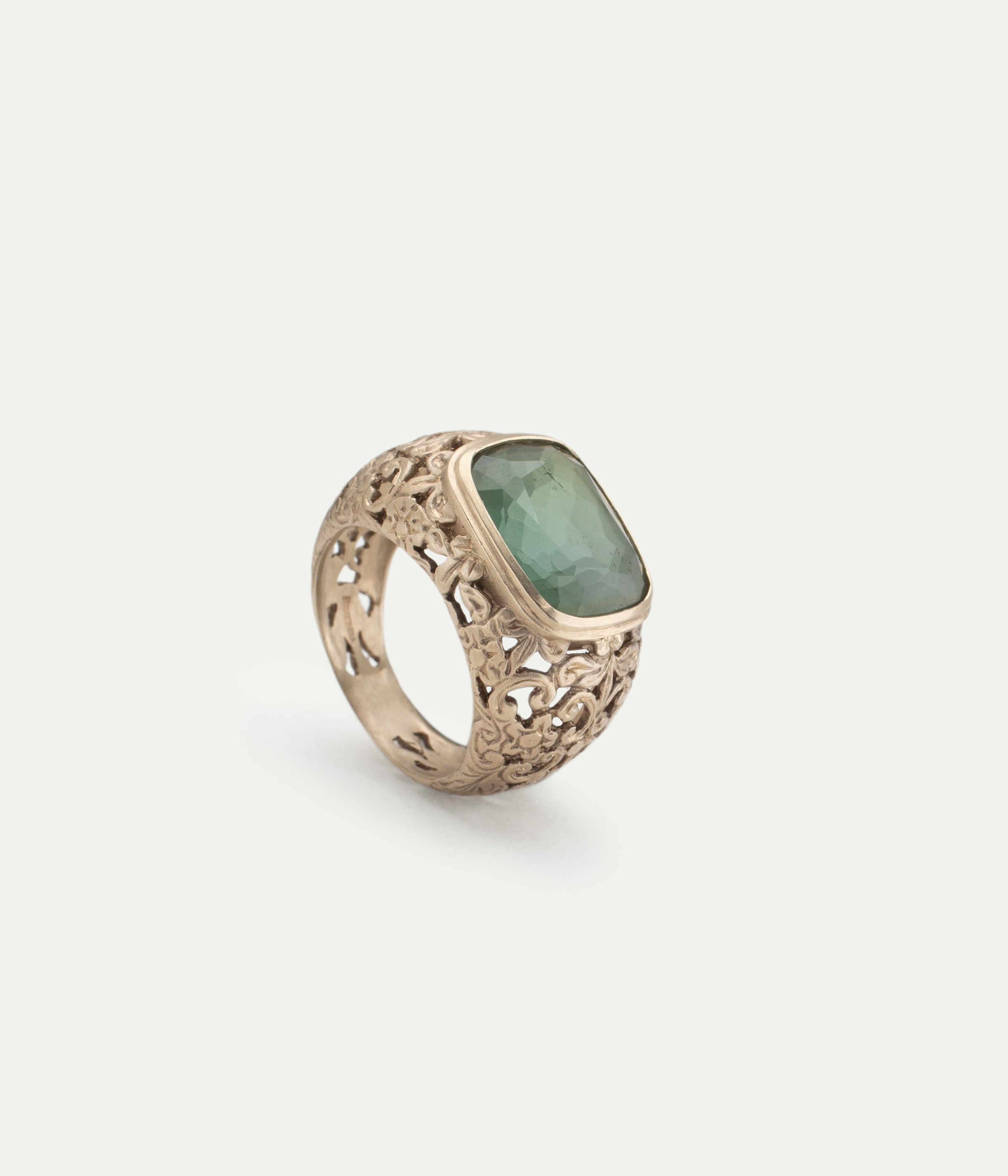 Medio Moghol white gold and tourmaline ring