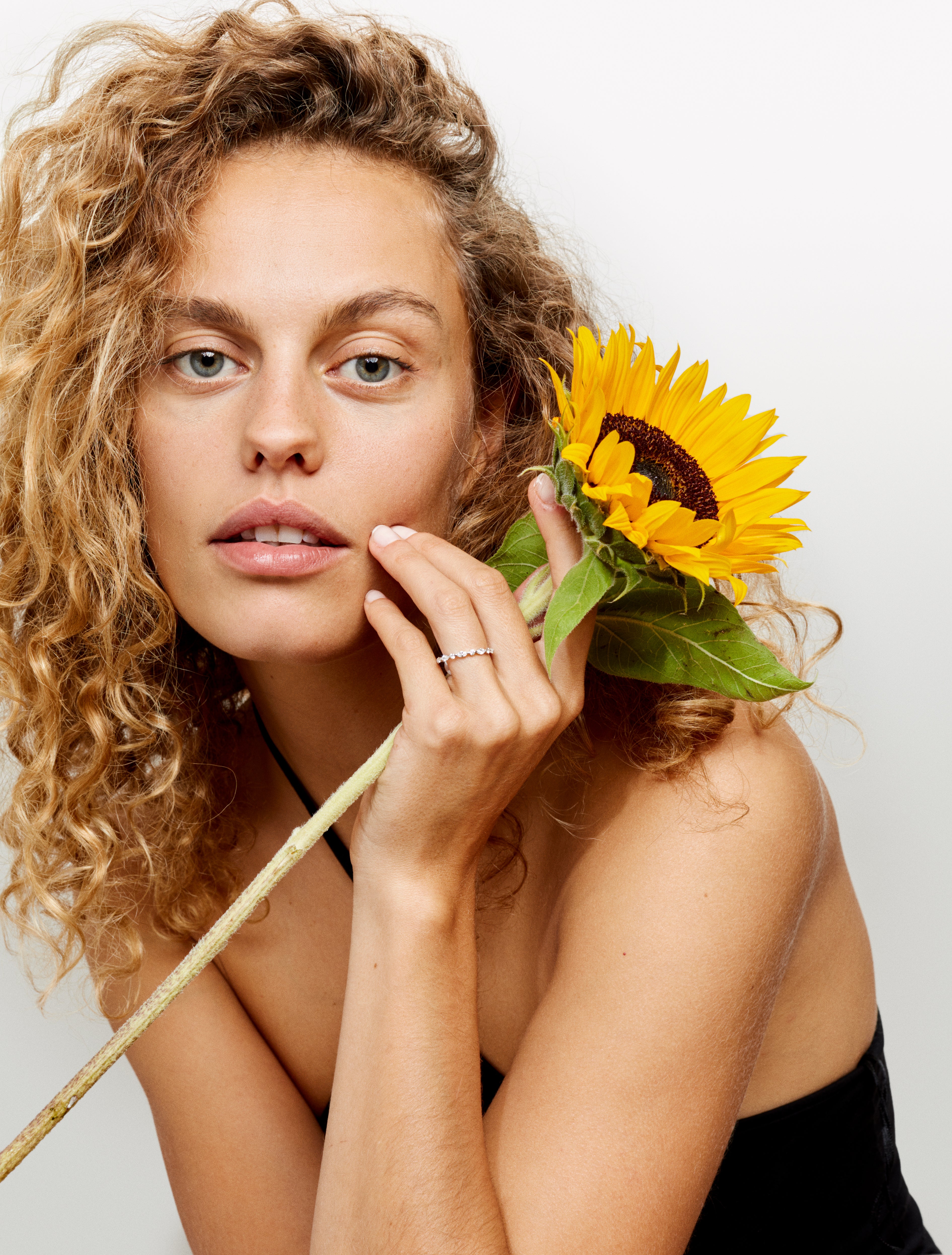 Marilyn white gold and diamonds band