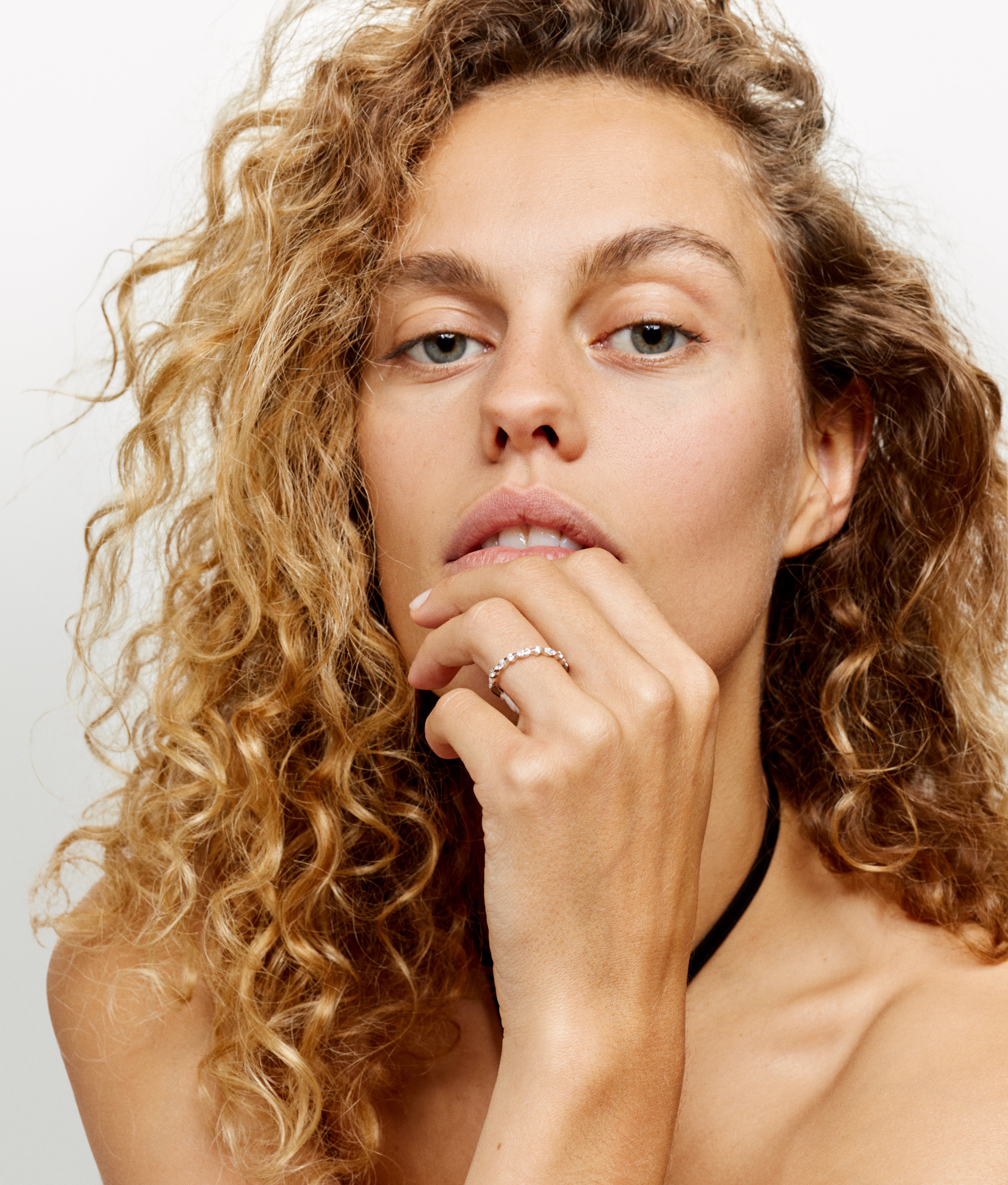 Marilyn white gold and diamonds band