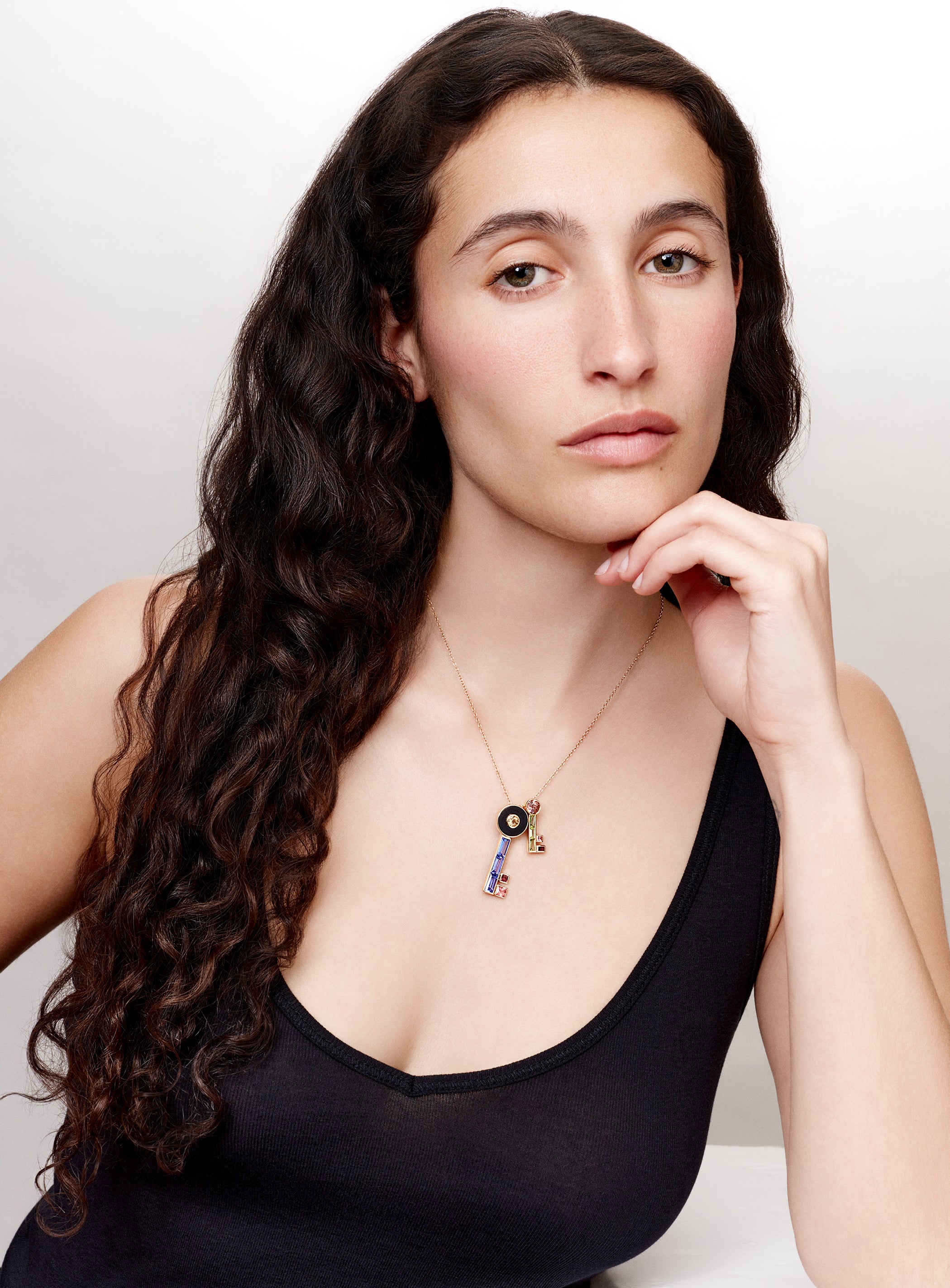 Pendentif Clé M péridot et grenat