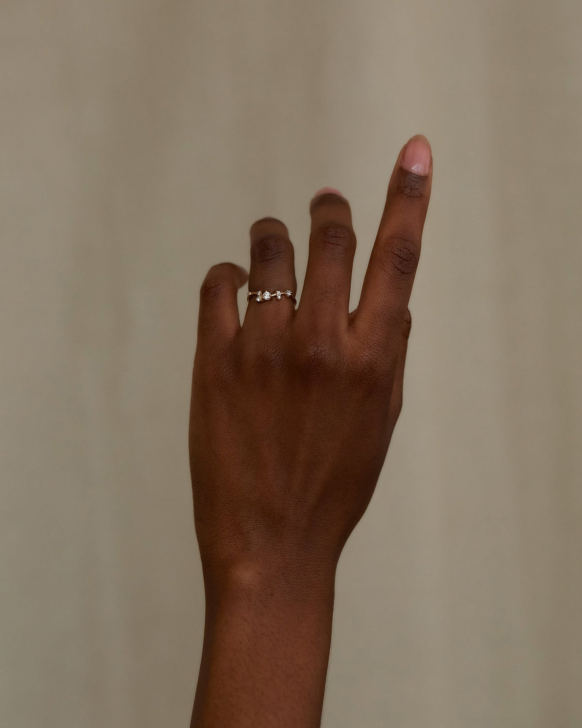 Bague triangle organique diamants taille brillant