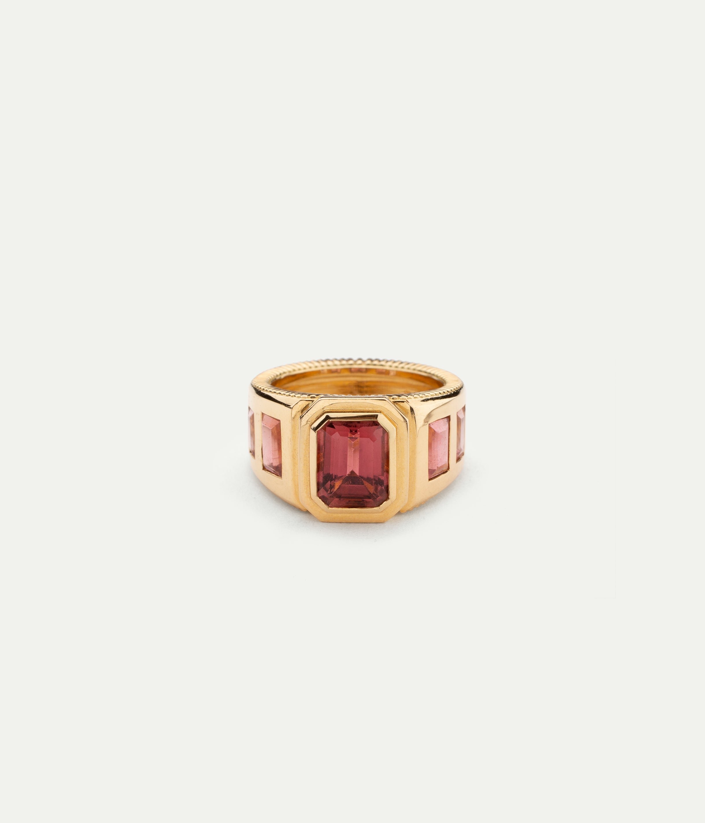 Miroitante pink tourmaline ring