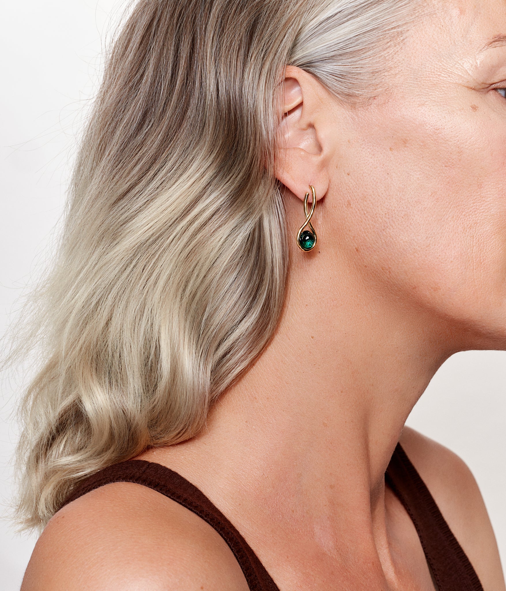 Dormeuses emerald glass earrings